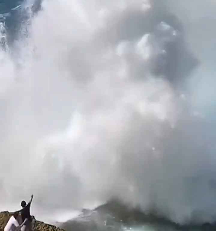 Selfie mortel pour un jeune de 20 ans, submergé par une vague géante sur un rocher : vidéo choc