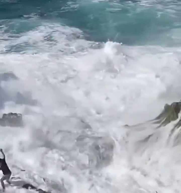 Selfie mortel pour un jeune de 20 ans, submergé par une vague géante sur un rocher : vidéo choc