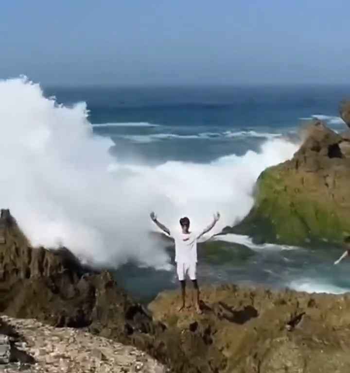 Selfie mortel pour un jeune de 20 ans, submergé par une vague géante sur un rocher : vidéo choc