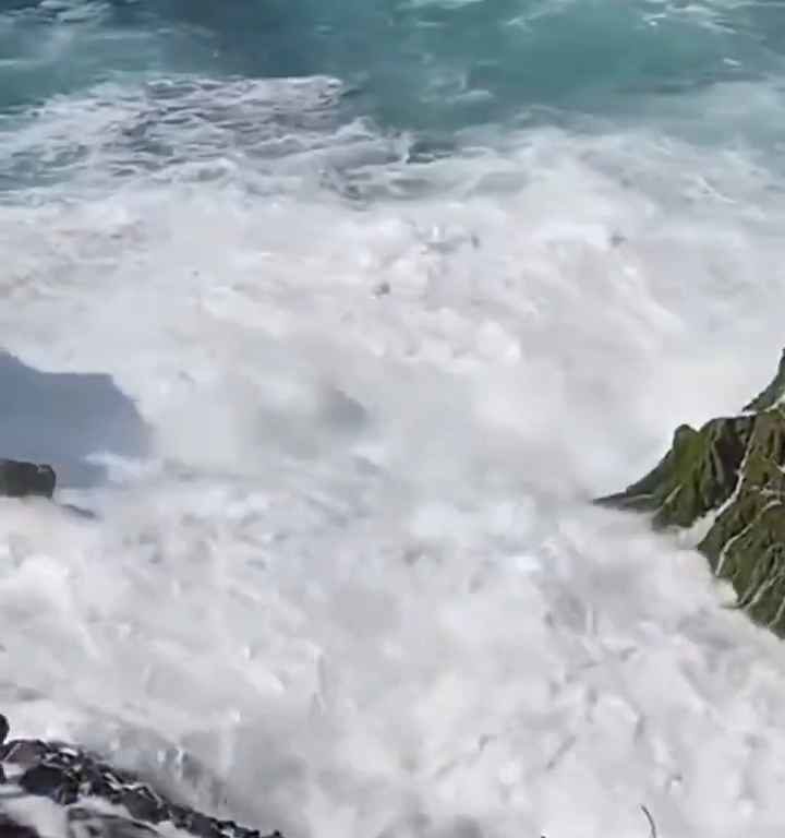 Selfie mortel pour un jeune de 20 ans, submergé par une vague géante sur un rocher : vidéo choc