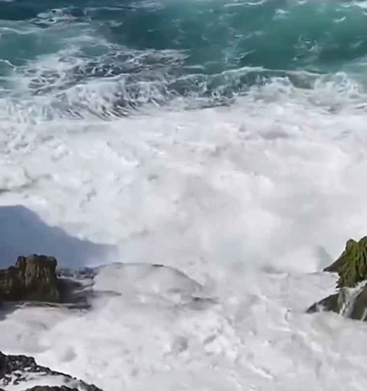 Selfie mortel pour un jeune de 20 ans, submergé par une vague géante sur un rocher : vidéo choc