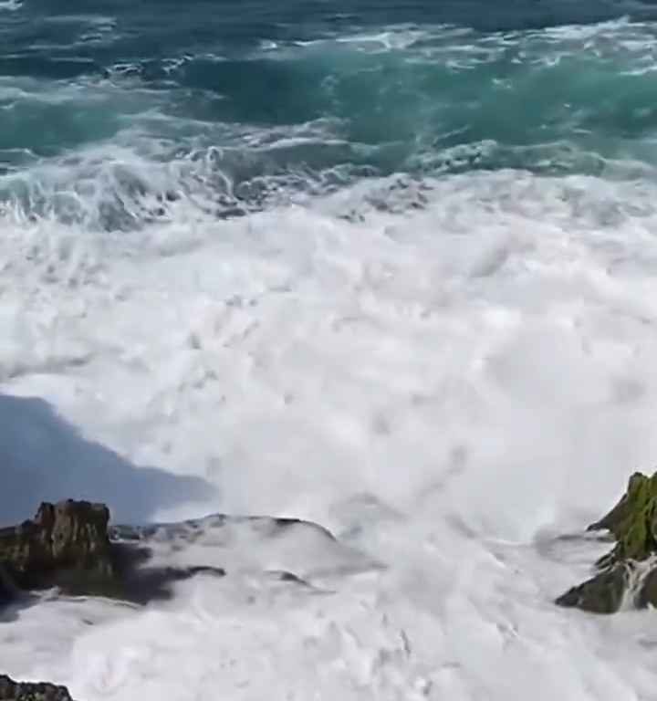 Selfie mortel pour un jeune de 20 ans, submergé par une vague géante sur un rocher : vidéo choc