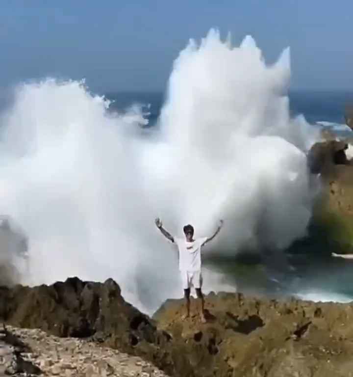 Selfie mortel pour un jeune de 20 ans, submergé par une vague géante sur un rocher : vidéo choc