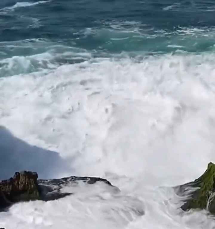 Selfie mortel pour un jeune de 20 ans, submergé par une vague géante sur un rocher : vidéo choc