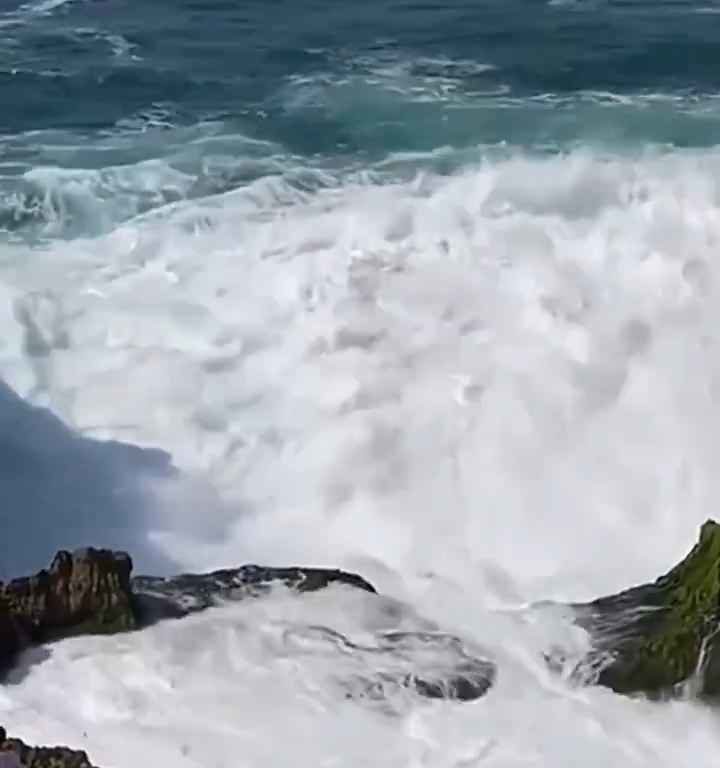 Selfie mortel pour un jeune de 20 ans, submergé par une vague géante sur un rocher : vidéo choc