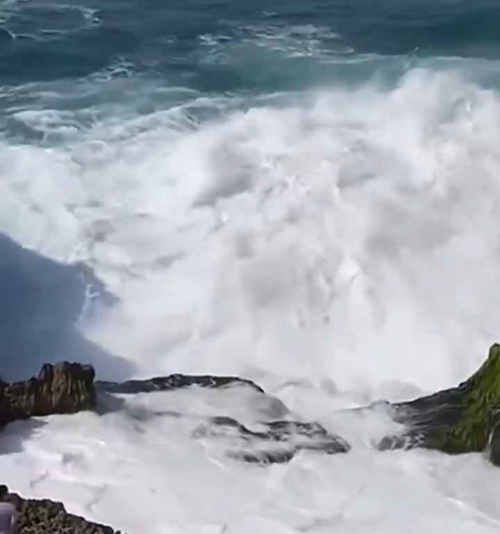 Selfie mortel pour un jeune de 20 ans, submergé par une vague géante sur un rocher : vidéo choc