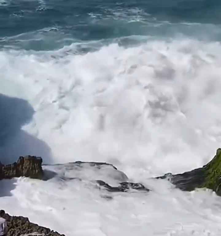 Selfie mortel pour un jeune de 20 ans, submergé par une vague géante sur un rocher : vidéo choc