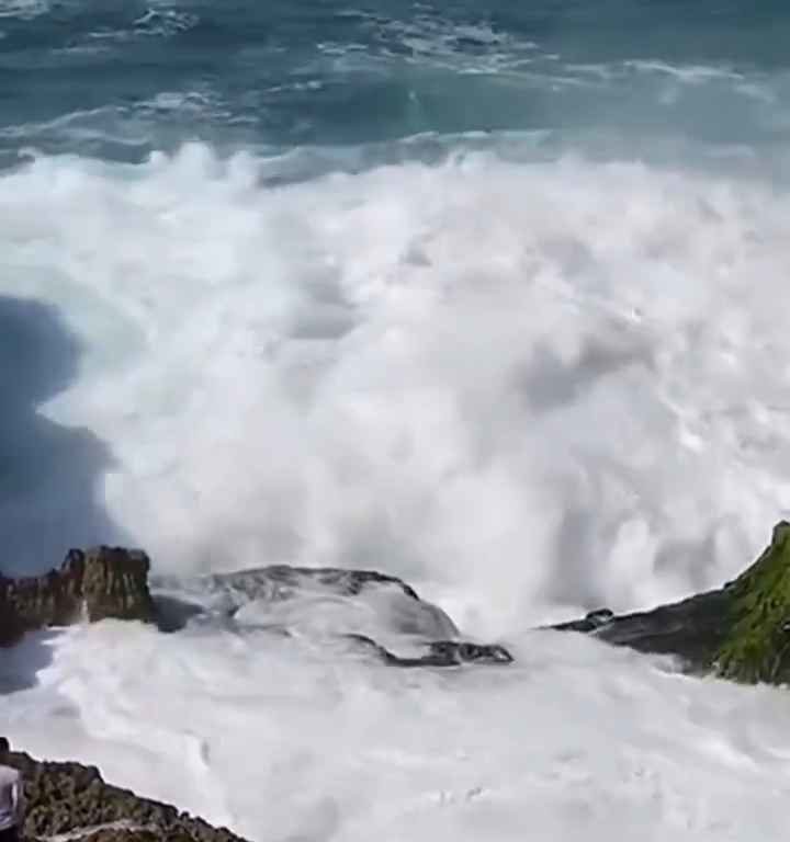 Selfie mortel pour un jeune de 20 ans, submergé par une vague géante sur un rocher : vidéo choc