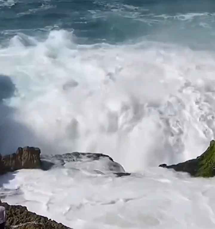 Selfie mortel pour un jeune de 20 ans, submergé par une vague géante sur un rocher : vidéo choc