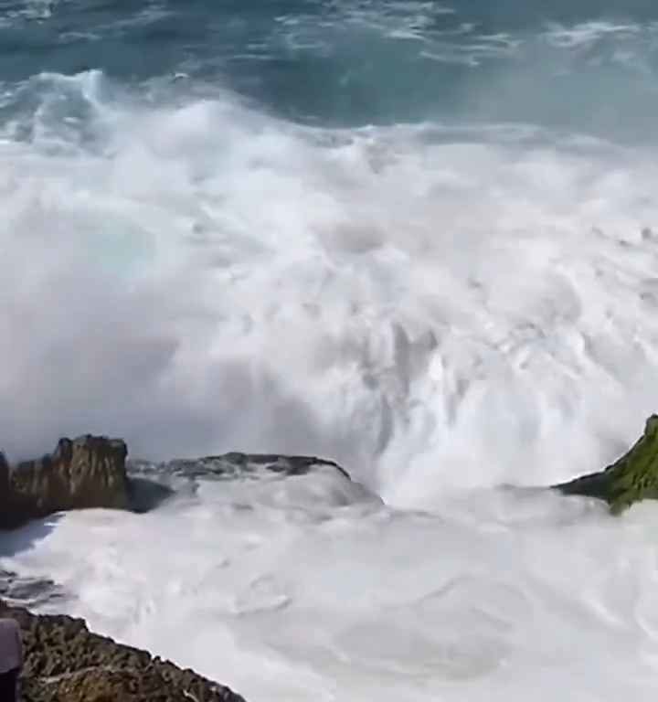 Selfie mortel pour un jeune de 20 ans, submergé par une vague géante sur un rocher : vidéo choc