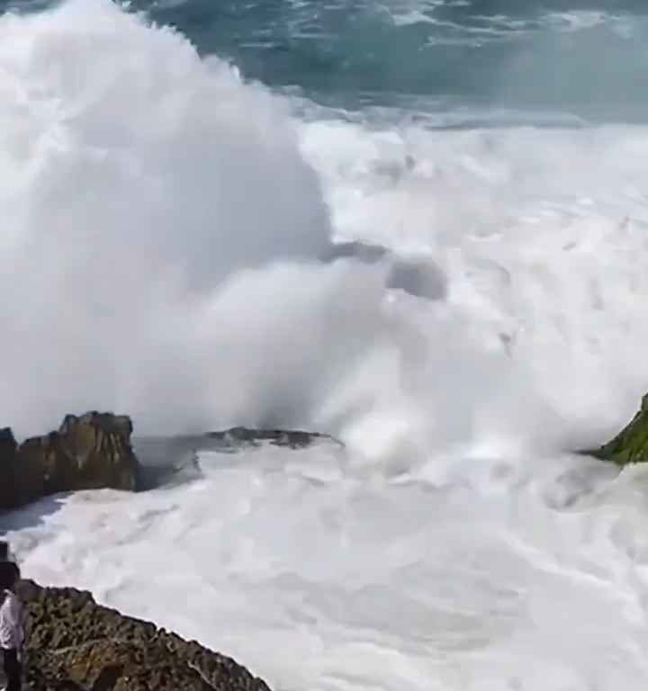 Selfie mortel pour un jeune de 20 ans, submergé par une vague géante sur un rocher : vidéo choc