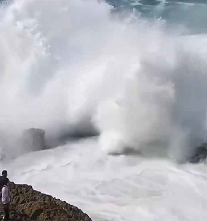 Selfie mortel pour un jeune de 20 ans, submergé par une vague géante sur un rocher : vidéo choc