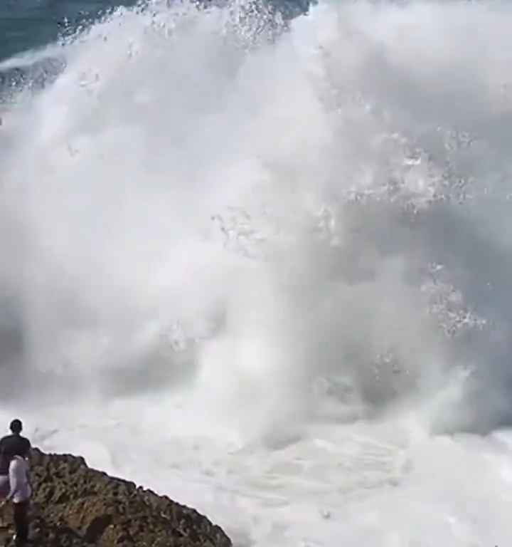 Selfie mortel pour un jeune de 20 ans, submergé par une vague géante sur un rocher : vidéo choc