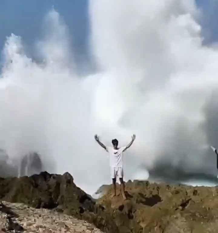 Selfie mortel pour un jeune de 20 ans, submergé par une vague géante sur un rocher : vidéo choc