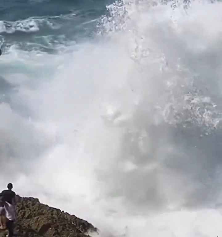 Selfie mortel pour un jeune de 20 ans, submergé par une vague géante sur un rocher : vidéo choc