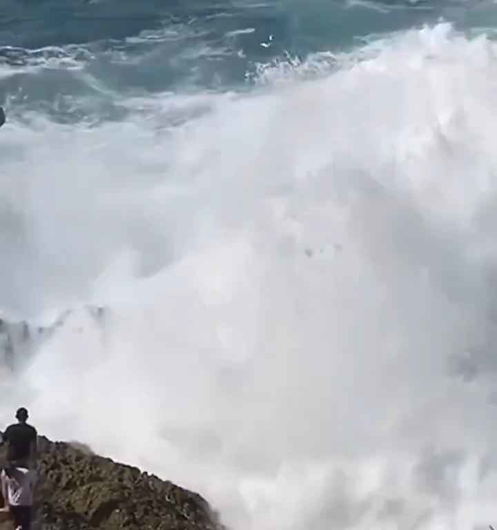 Selfie mortel pour un jeune de 20 ans, submergé par une vague géante sur un rocher : vidéo choc