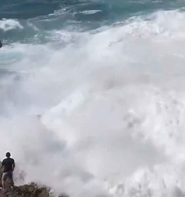 Selfie mortel pour un jeune de 20 ans, submergé par une vague géante sur un rocher : vidéo choc