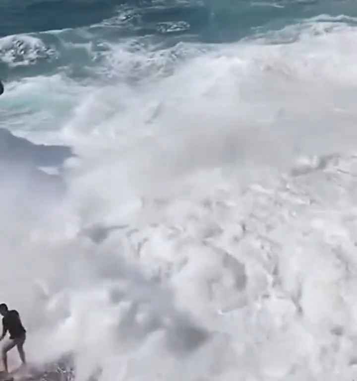 Selfie mortel pour un jeune de 20 ans, submergé par une vague géante sur un rocher : vidéo choc