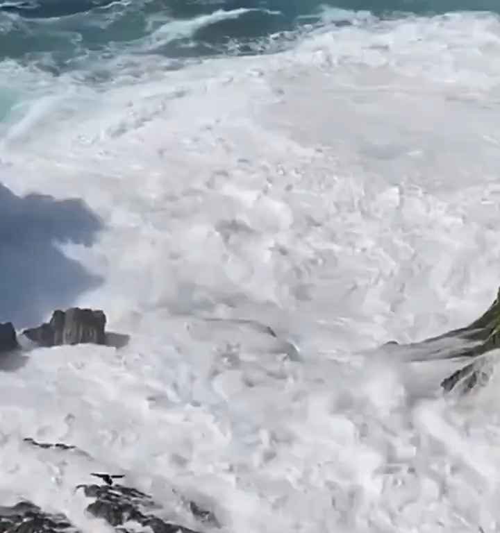 Selfie mortel pour un jeune de 20 ans, submergé par une vague géante sur un rocher : vidéo choc