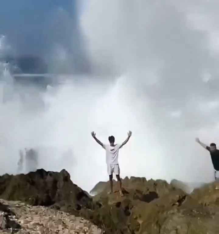 Selfie mortel pour un jeune de 20 ans, submergé par une vague géante sur un rocher : vidéo choc