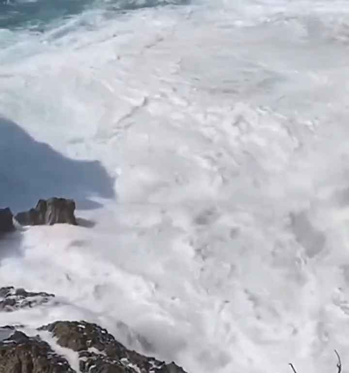 Selfie mortel pour un jeune de 20 ans, submergé par une vague géante sur un rocher : vidéo choc