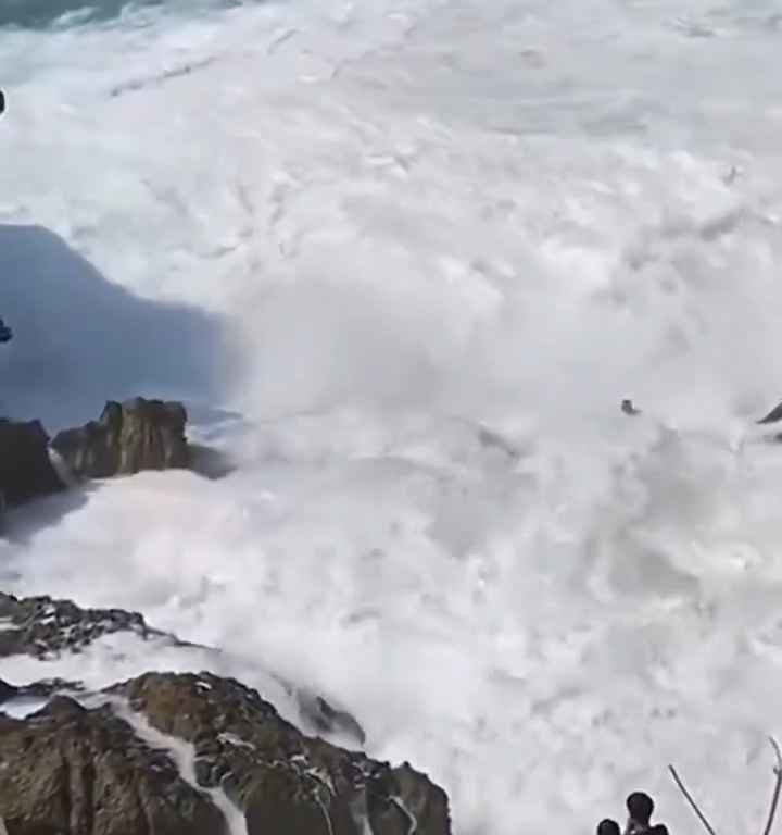 Selfie mortel pour un jeune de 20 ans, submergé par une vague géante sur un rocher : vidéo choc