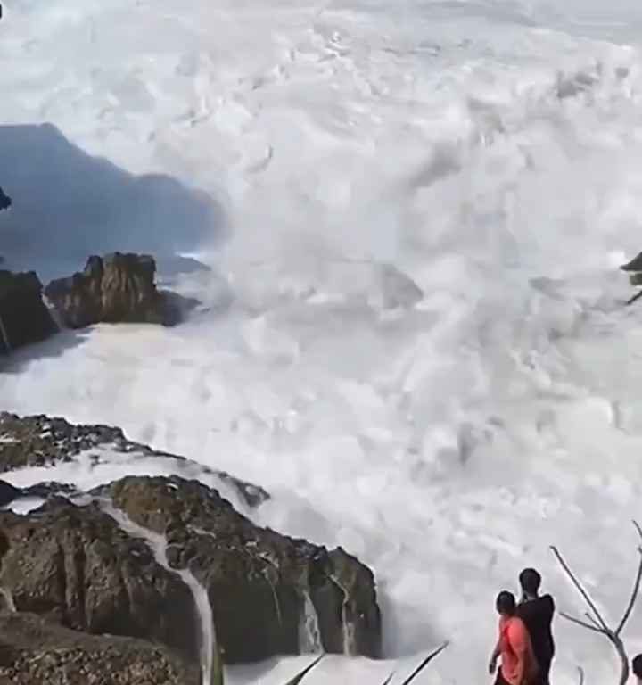 Selfie mortel pour un jeune de 20 ans, submergé par une vague géante sur un rocher : vidéo choc