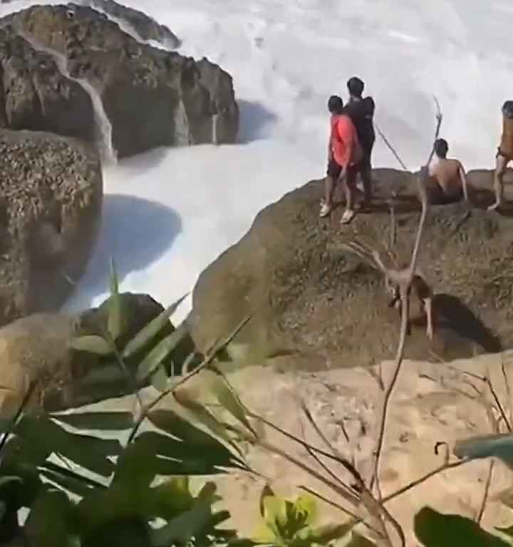 Selfie mortel pour un jeune de 20 ans, submergé par une vague géante sur un rocher : vidéo choc