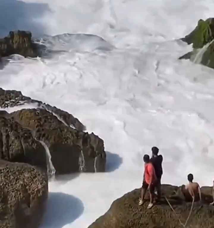 Selfie mortel pour un jeune de 20 ans, submergé par une vague géante sur un rocher : vidéo choc