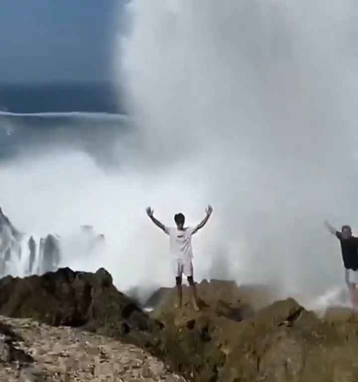 Selfie mortel pour un jeune de 20 ans, submergé par une vague géante sur un rocher : vidéo choc