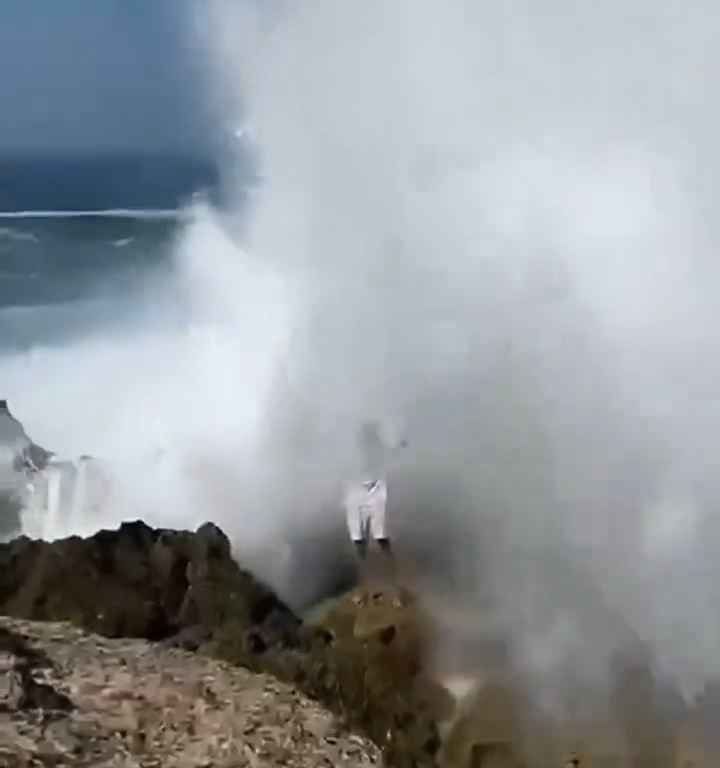 Selfie mortel pour un jeune de 20 ans, submergé par une vague géante sur un rocher : vidéo choc