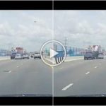 Adelantamiento loco en autopista, coche acaba fuera del paso elevado, vídeo impactante