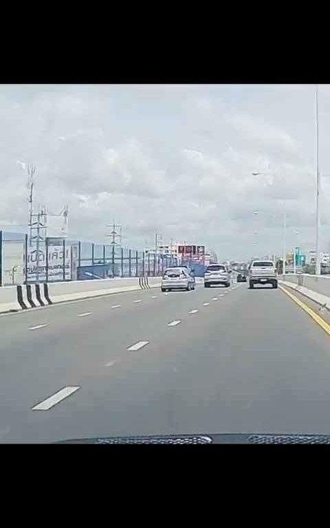 Dépassement fou sur autoroute, la voiture finit hors du viaduc, vidéo choc