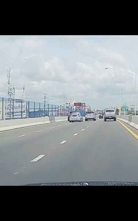 Adelantamiento loco en autopista, coche acaba fuera del paso elevado, vídeo impactante