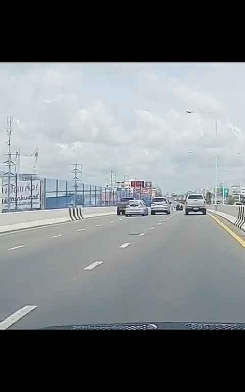 Adelantamiento loco en autopista, coche acaba fuera del paso elevado, vídeo impactante