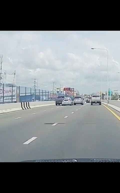 Dépassement fou sur autoroute, la voiture finit hors du viaduc, vidéo choc