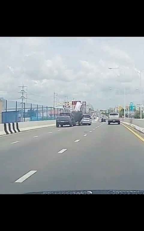 Adelantamiento loco en autopista, coche acaba fuera del paso elevado, vídeo impactante