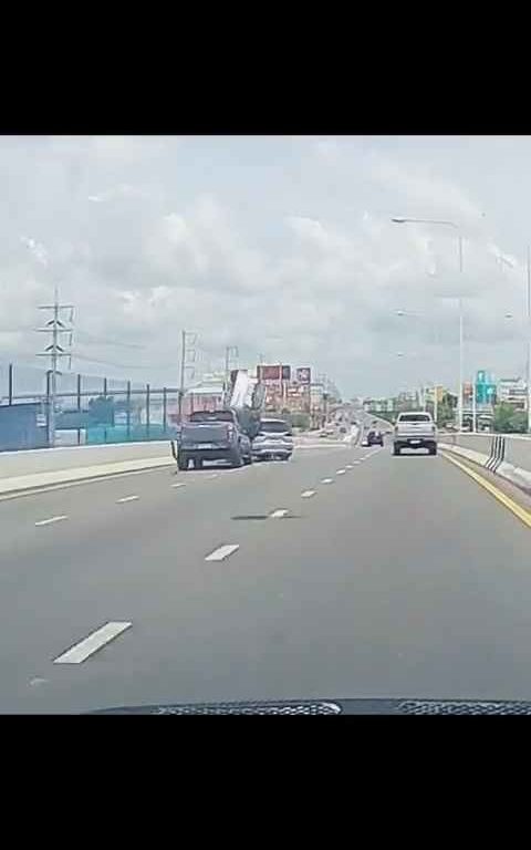 Adelantamiento loco en autopista, coche acaba fuera del paso elevado, vídeo impactante