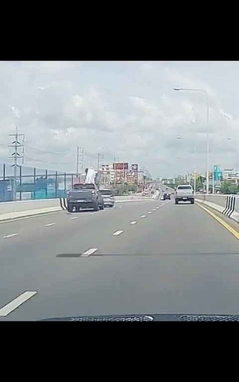 Adelantamiento loco en autopista, coche acaba fuera del paso elevado, vídeo impactante