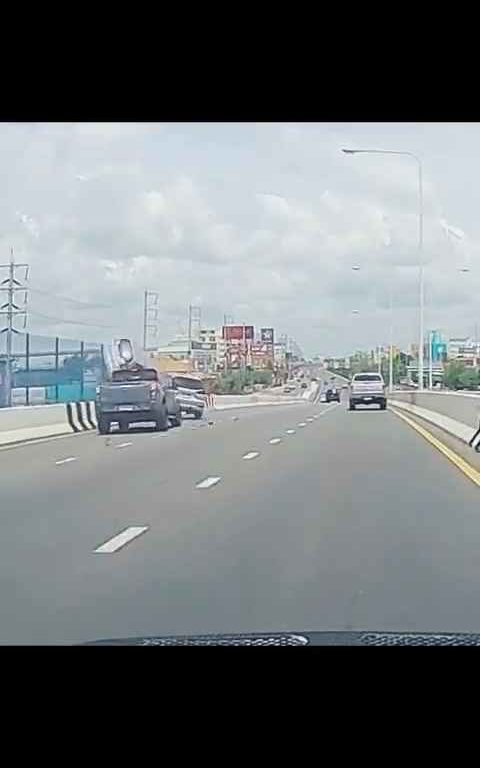 Dépassement fou sur autoroute, la voiture finit hors du viaduc, vidéo choc