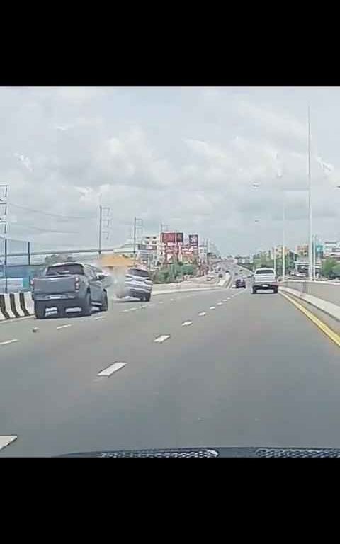 Adelantamiento loco en autopista, coche acaba fuera del paso elevado, vídeo impactante