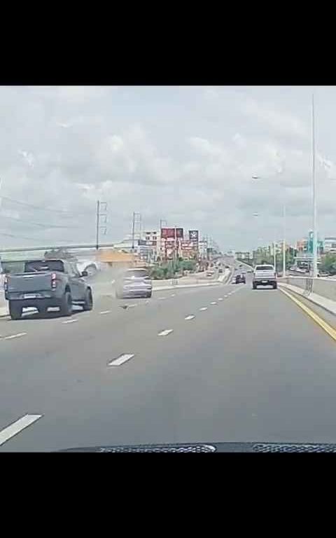 Dépassement fou sur autoroute, la voiture finit hors du viaduc, vidéo choc