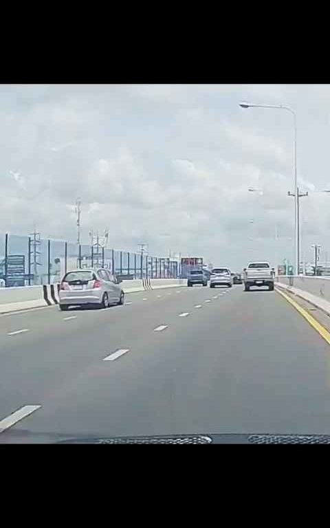 Dépassement fou sur autoroute, la voiture finit hors du viaduc, vidéo choc