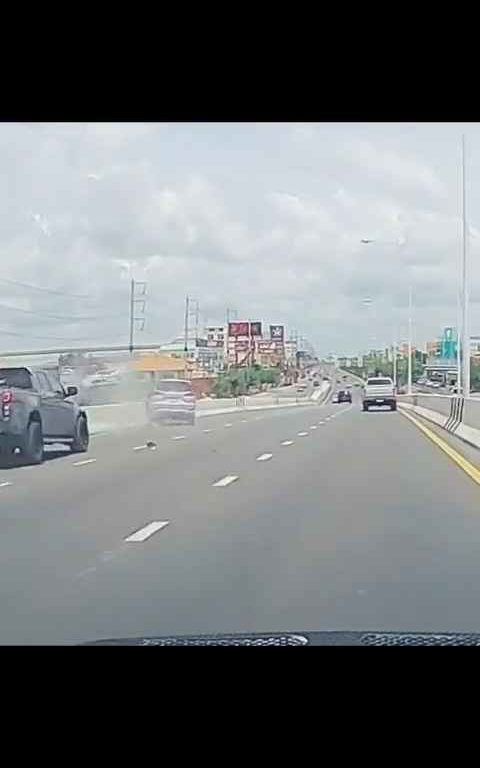 Adelantamiento loco en autopista, coche acaba fuera del paso elevado, vídeo impactante