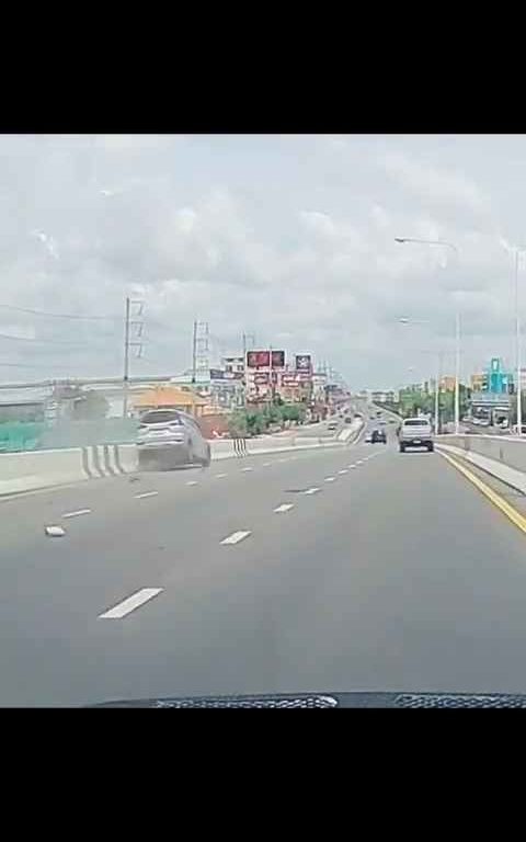 Adelantamiento loco en autopista, coche acaba fuera del paso elevado, vídeo impactante