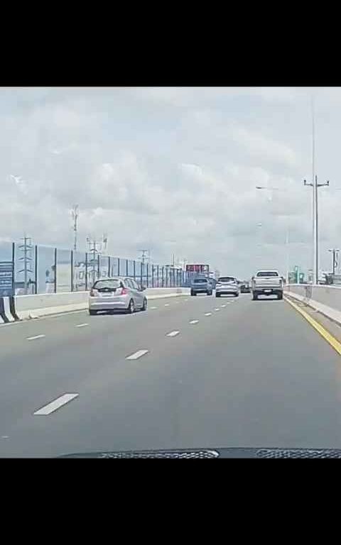 Dépassement fou sur autoroute, la voiture finit hors du viaduc, vidéo choc