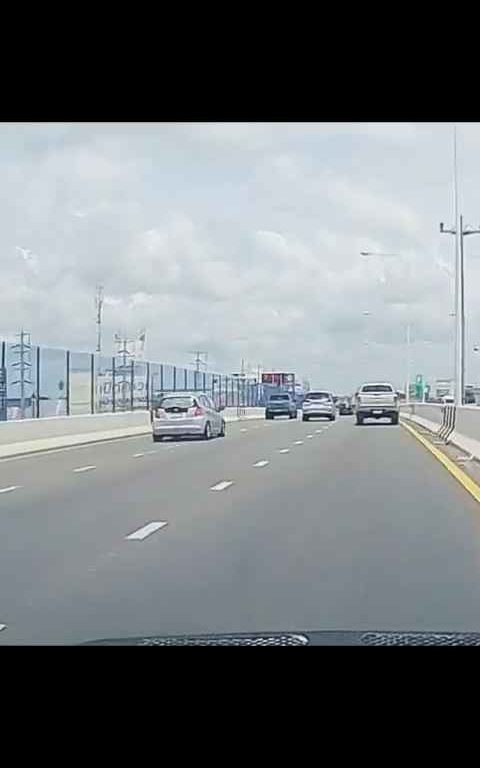 Adelantamiento loco en autopista, coche acaba fuera del paso elevado, vídeo impactante