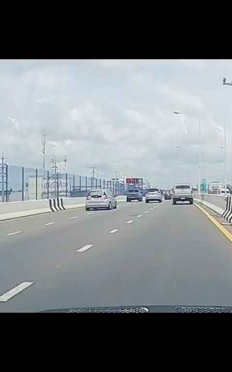 Adelantamiento loco en autopista, coche acaba fuera del paso elevado, vídeo impactante