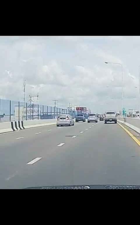 Adelantamiento loco en autopista, coche acaba fuera del paso elevado, vídeo impactante