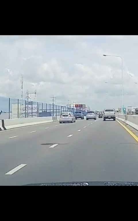 Adelantamiento loco en autopista, coche acaba fuera del paso elevado, vídeo impactante